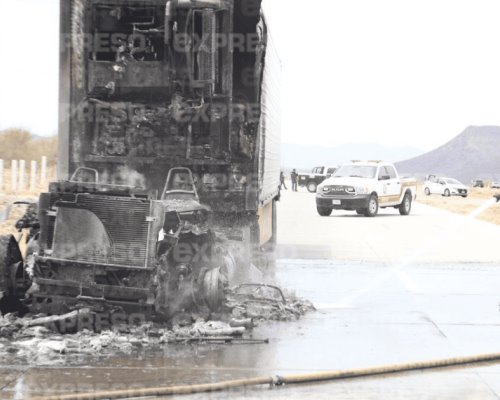 Cabina de trailer se convierte en cenizas en carretera Hermosillo-Guaymas