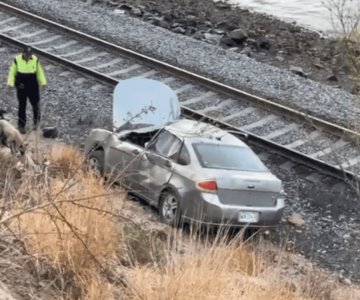 Volcamiento en la salida sur de Guaymas deja una persona lesionada