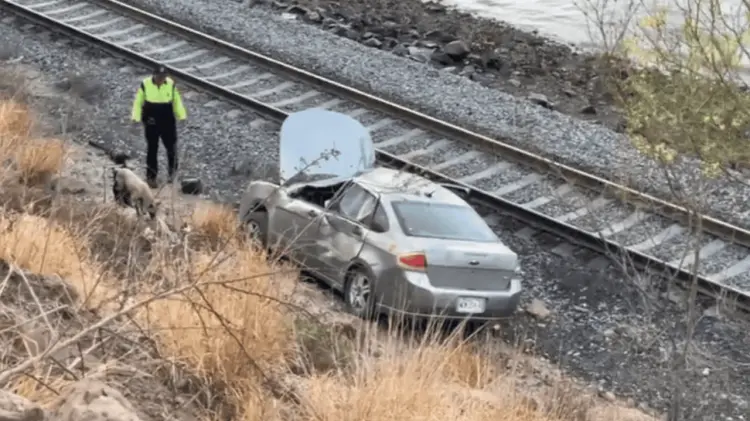 El vehículo era conducido por un joven de 23 años de edad, quien fue trasladado a un hospital.
