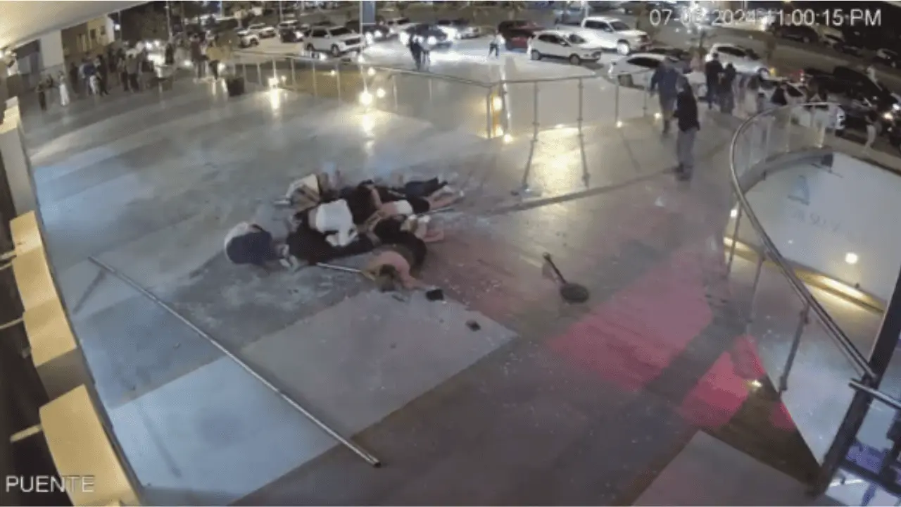 VIDEO | Jóvenes caen desde tercer piso tras derrumbe de barandal; mueren dos