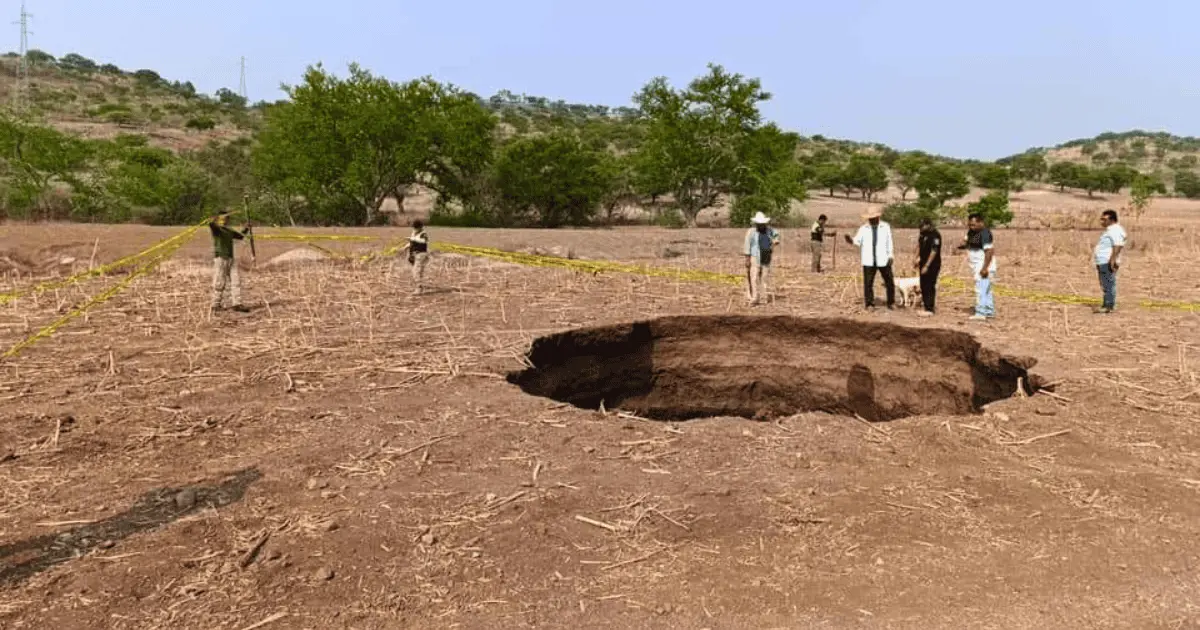 Aparece socavón de 10 metros de profundidad en Tlapa, Guerrero