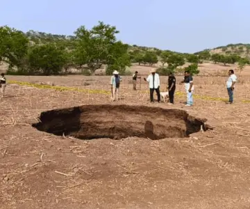 Aparece socavón de 10 metros de profundidad en Tlapa, Guerrero