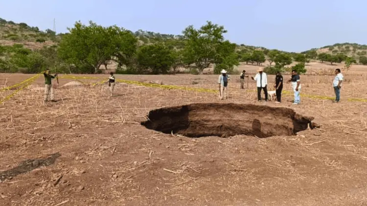 La comunidad de Ahuatepec se vio sorprendida por este socavón. (Foto: Cortesía)