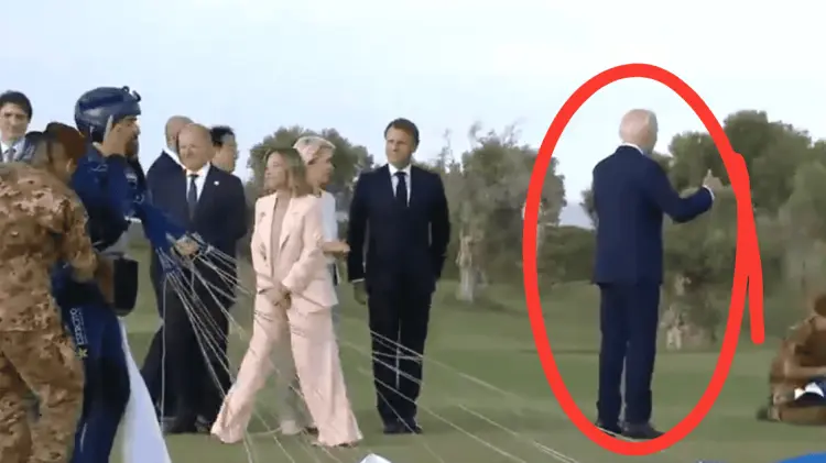 Joe Biden parece saludar a alguien que no se ve en la imagen. (Foto: Corte)