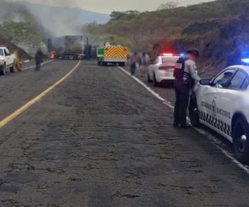 Queman vehículos en Michoacán tras captura de viagras