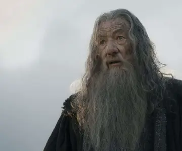 Ian McKellen es hospitalizado de emergencia tras caerse del escenario