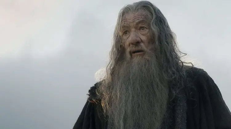 Ian McKellen es hospitalizado de emergencia tras caerse del escenario