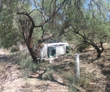 Joven sufre lesiones tras volcadura en carretera