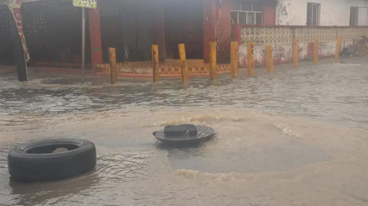 Colapsa drenaje sanitario al norte de Monterrey