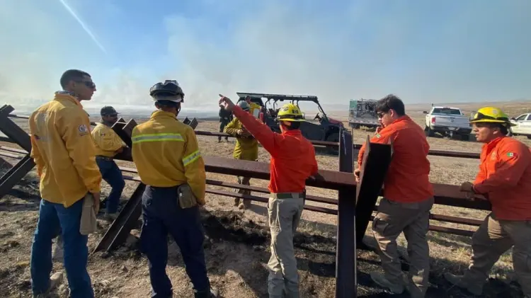 Brigadistas de Sonora y Arizona se encuentran combatiendo los incendios. (Foto: @cepcsonora)