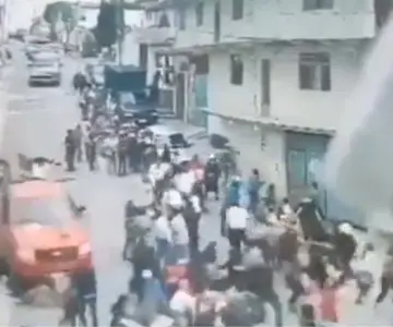 Auto se queda sin frenos y arrolla a más de 10 personas en cortejo fúnebre