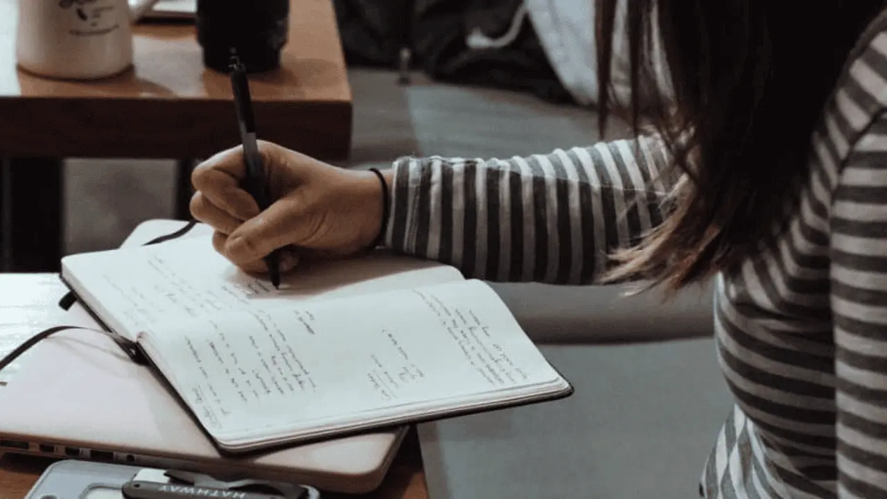 Santander ofrece más de 4 mil becas a jóvenes que buscan profesionalizarse