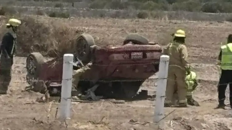 El automóvil afectado terminó volcado fuera de la carretera. (Foto: Tomada de redes)