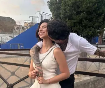 Christian Nodal y Ángela Aguilar derrochan amor en París