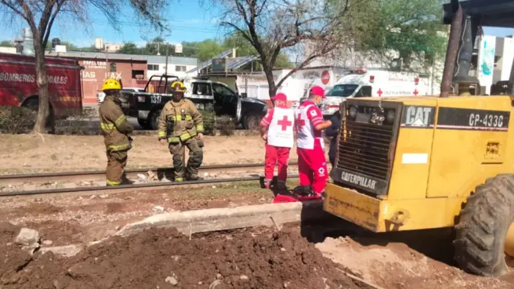 Elementos de Bomberos y Cruz Roja acudieron al lugar para socorrer al hombre. (Especial/EXPRESO)