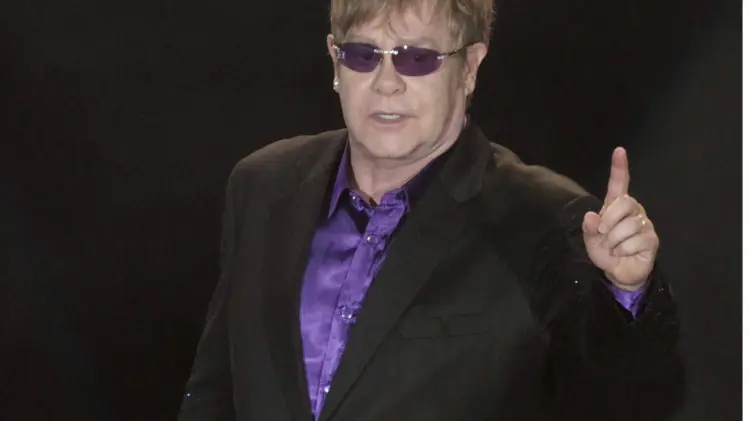 Elton John vende su ropa para su fundación contra el SIDA