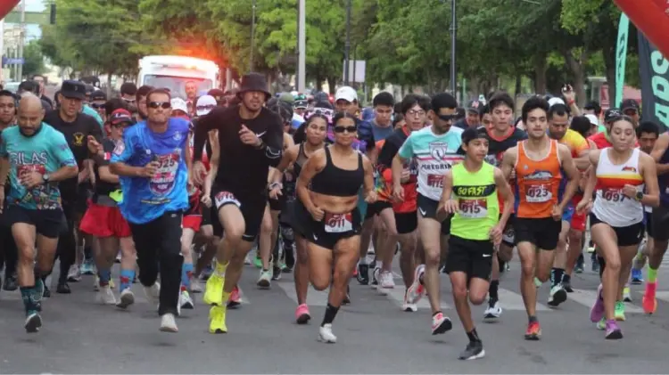 Los corredores partieron desde las afueras del Palacio Municipal a las 6:00 a.m. (Foto: Especial)