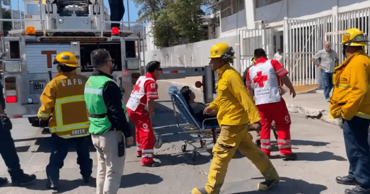 Bomberos salvan a trabajador electrocutado en Guaymas