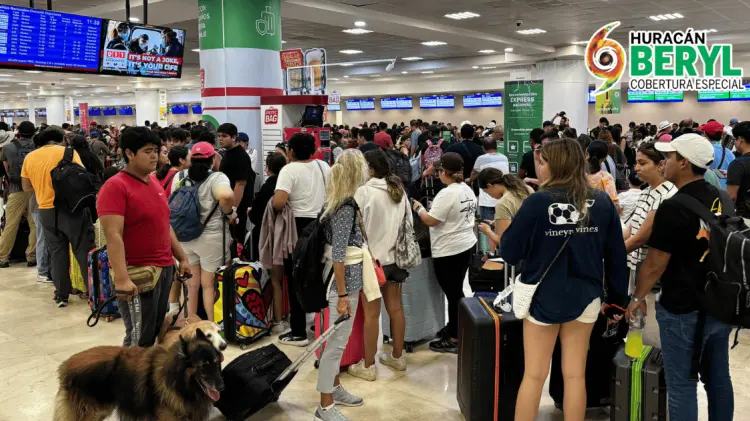 Miles de turistas quieren abandonar Quintana Roo ante la proximidad de Beryl. (Cortesía/Redes)
