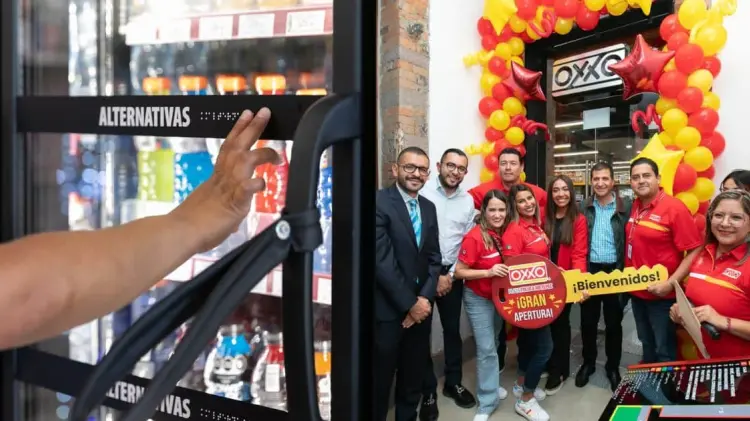 La tienda cuenta con guías podotáctiles, código braille, entre otras adaptaciones. (@Quadratin_)