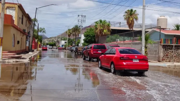Las precipitaciones dejaron encharcamientos en el primer cuadro de la ciudad. (Foto: Blanca Ruelas)
