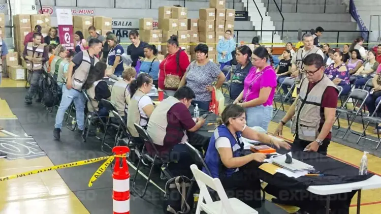 La entrega se lleva a cabo en las instalaciones del Gimnasio Municipal. (Foto: Blanca Ruelas/EXPRESO)