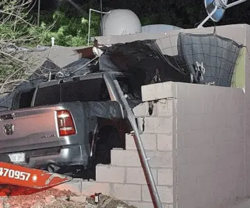 Exboxeador Siri Salido choca contra vivienda; hay una persona sin vida