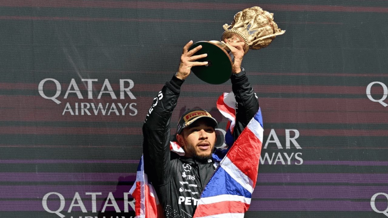 Lewis Hamilton gana en Gran Bretaña; Checo termina 17