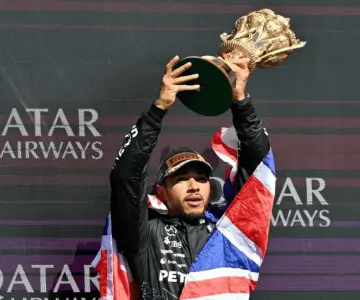 Lewis Hamilton gana en Gran Bretaña; Checo termina 17