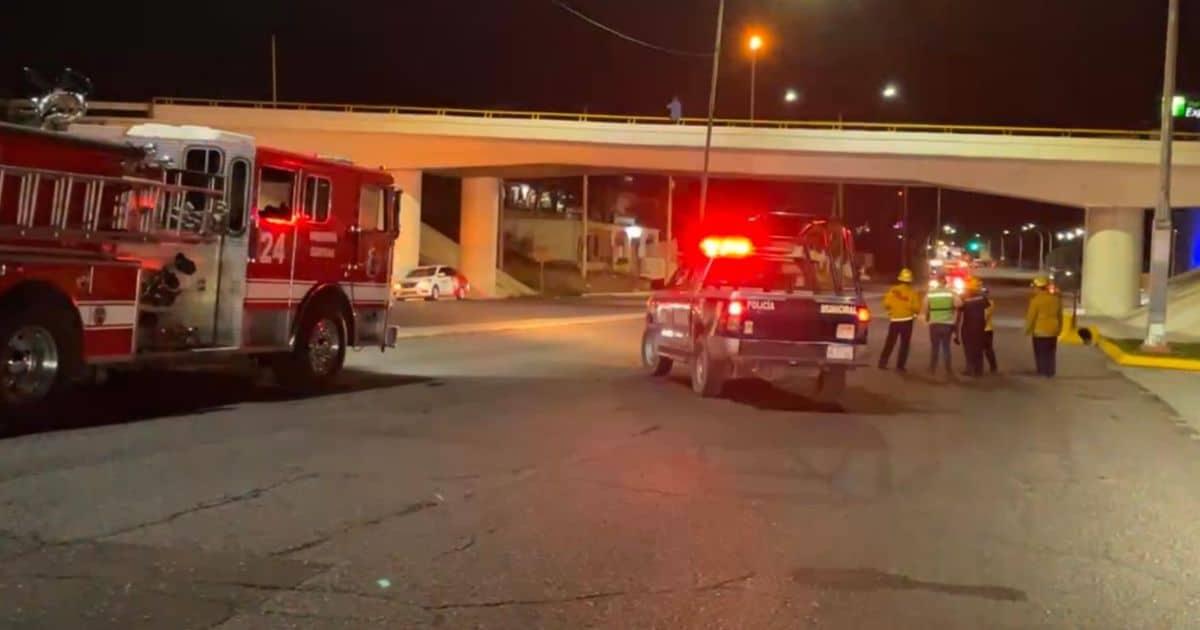 Rescatan a joven que intentaba arrojarse desde puente de Miramar