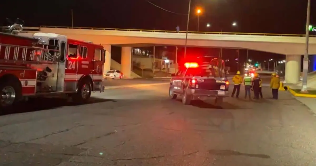 Rescatan a joven que intentaba arrojarse desde puente de Miramar