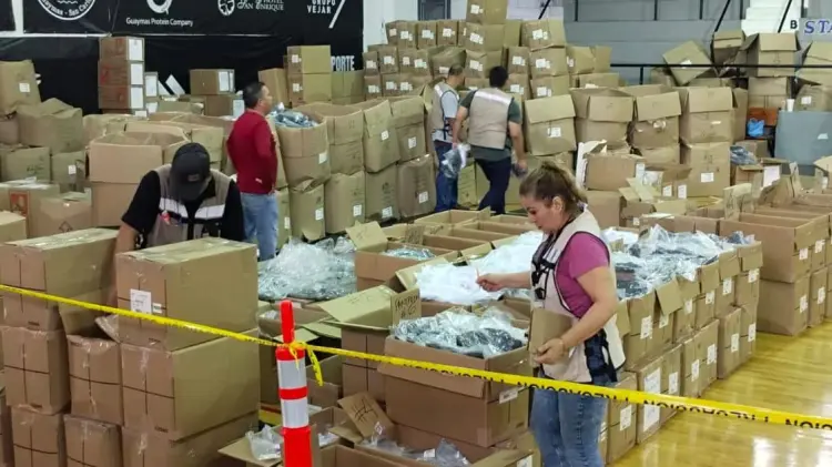 Entrega de uniformes escolares en Guaymas. (Foto: Blanca Ruelas/EXPRESO)