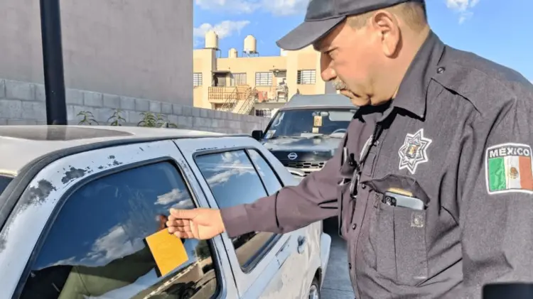 Tras colocar la calcomanía naranja, dan de 3 a 72 horas para retirar el auto. (Especial / EXPRESO)