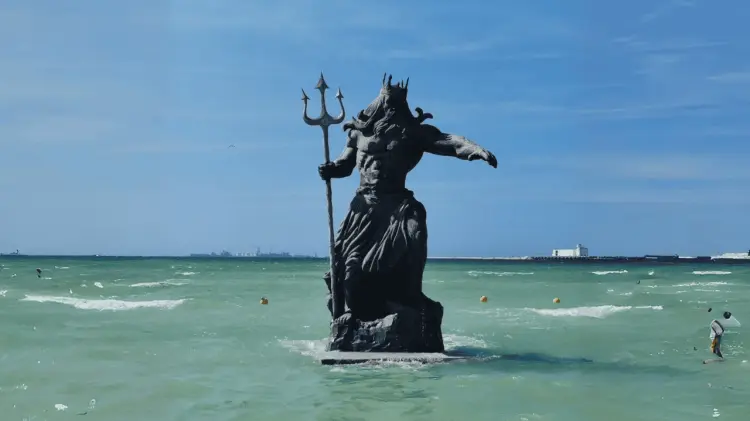 La escultura del dios griego fue colocada por el Ayuntamiento de Progreso de Castro (Foto: Especial)