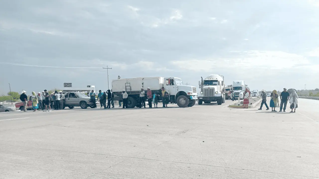 Bloquean Yaquis la carretera federal; piden más recursos