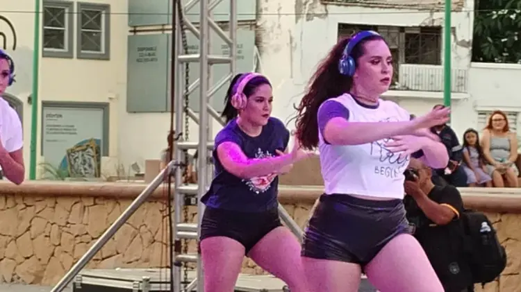 Danza Milenial deleitó a los asistentes con su presentación en Guaymas. (Foto: Blanca Ruelas/EXPRESO)