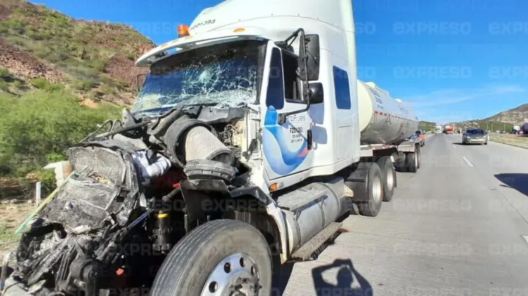 Una pipa impactó por alcance a un tráiler cuando iban de sur a norte por la carretera. (Foto: Cortesía)