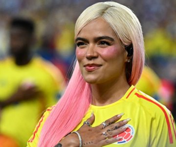 Critican a Karol G tras interpretar himno de Colombia en Copa América