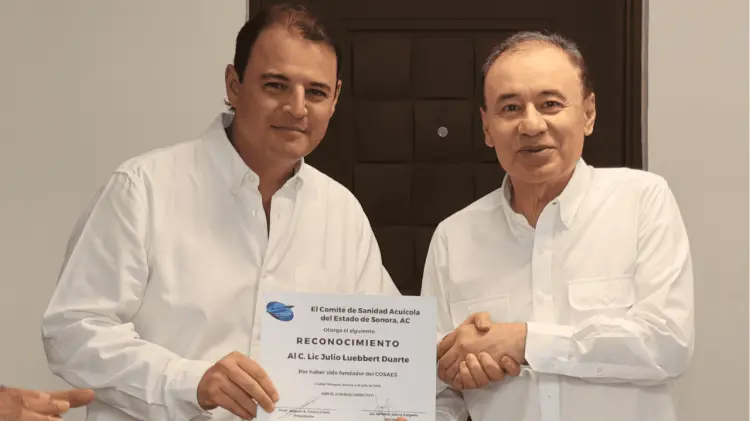 Lorenzo Ibarra recibió del gobernador Alfonso Durazo el reconocimiento de Julio Luebbert Duarte.