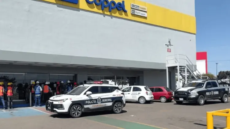 El asaltante efectuó un disparo al aire antes de huir con el efectivo. (Foto: Especial / EXPRESO)