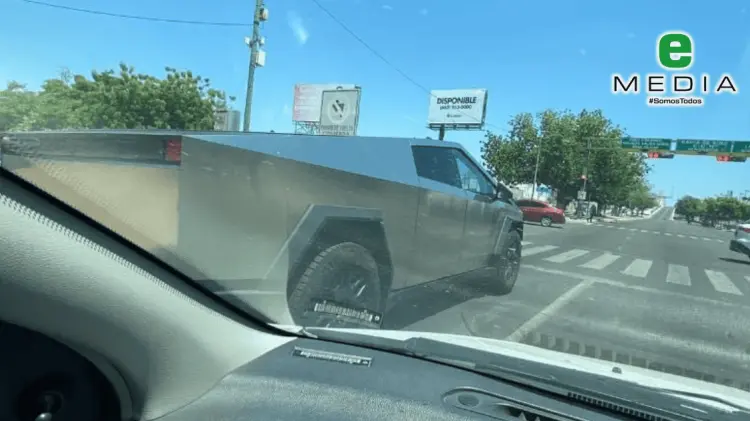 El gigante de Tesla ha sido captado por las calles de Hermosillo. (Foto: @alejandrovalenzuelam)