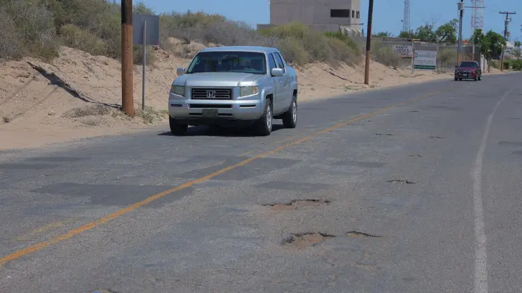 La cantidad de baches en la calle Mar de Cortés es alarmante. (Foto: Jorge Flores/EXPRESO)