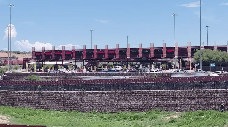 Solo seis carriles de la garita Mariposa estaban en funcionamiento. (Foto: Karyna Vieyra)