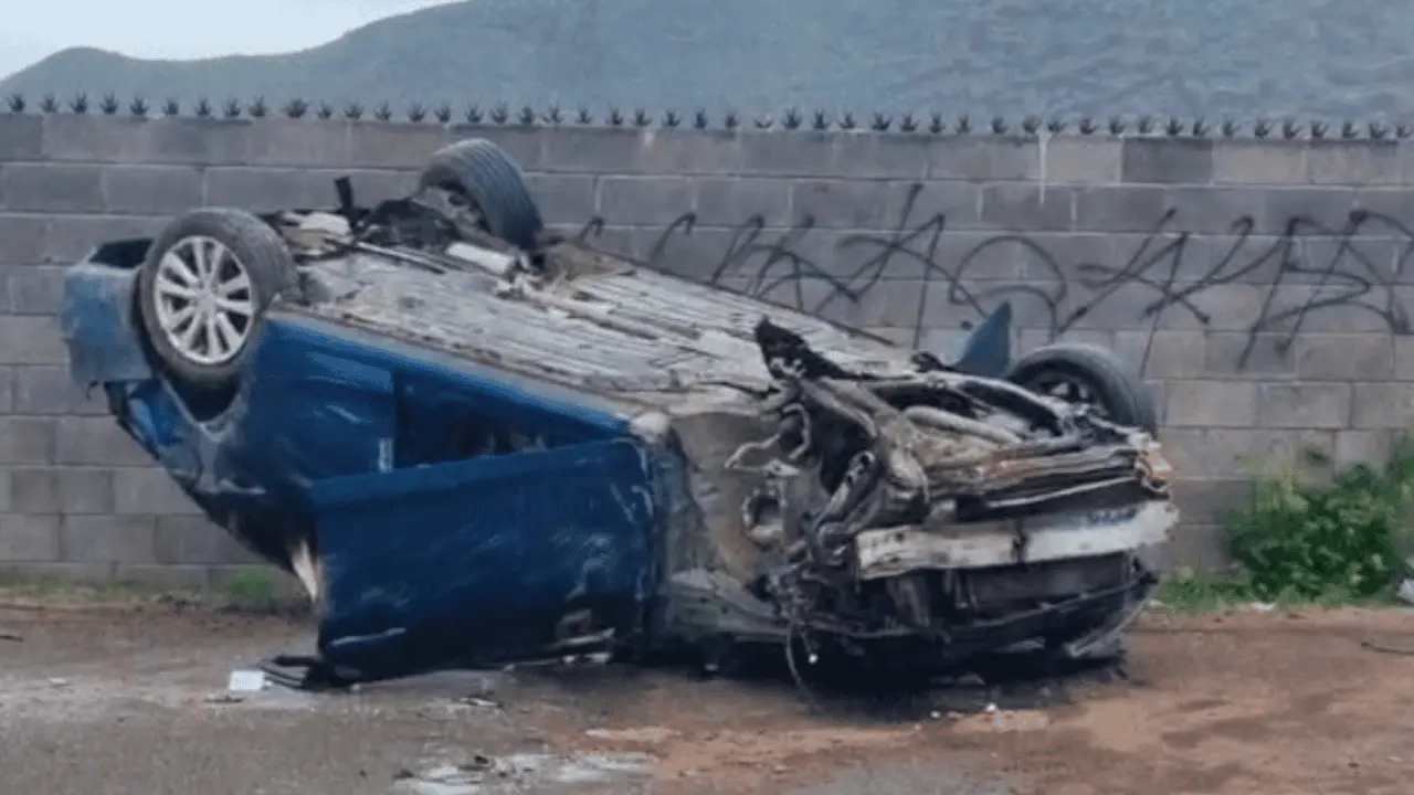 Choque volcamiento en la salida norte de Guaymas deja dos personas lesionadas