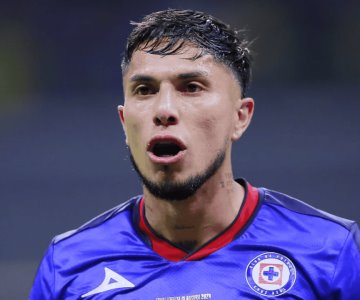 Carlos Salcedo rescinde contrato con el Cruz Azul tras muerte de su hermana