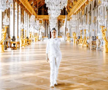 Salma Hayek porta la antorcha olímpica en el Palacio de Versalles