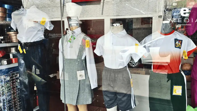 Los uniformes escolares ya se encuentran a la venta en Hermosillo. (Foto: Ana María López/EXPRESO)