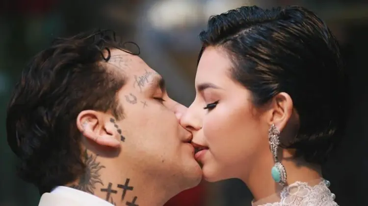 La pareja comparte su amor.