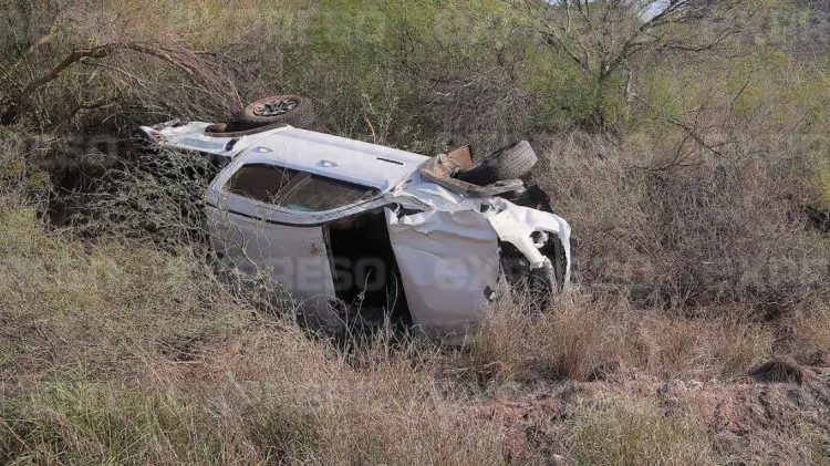 Una camioneta pick up blanca sufrió daños de consideración. (Foto: Cristian Ruiz/EXPRESO)