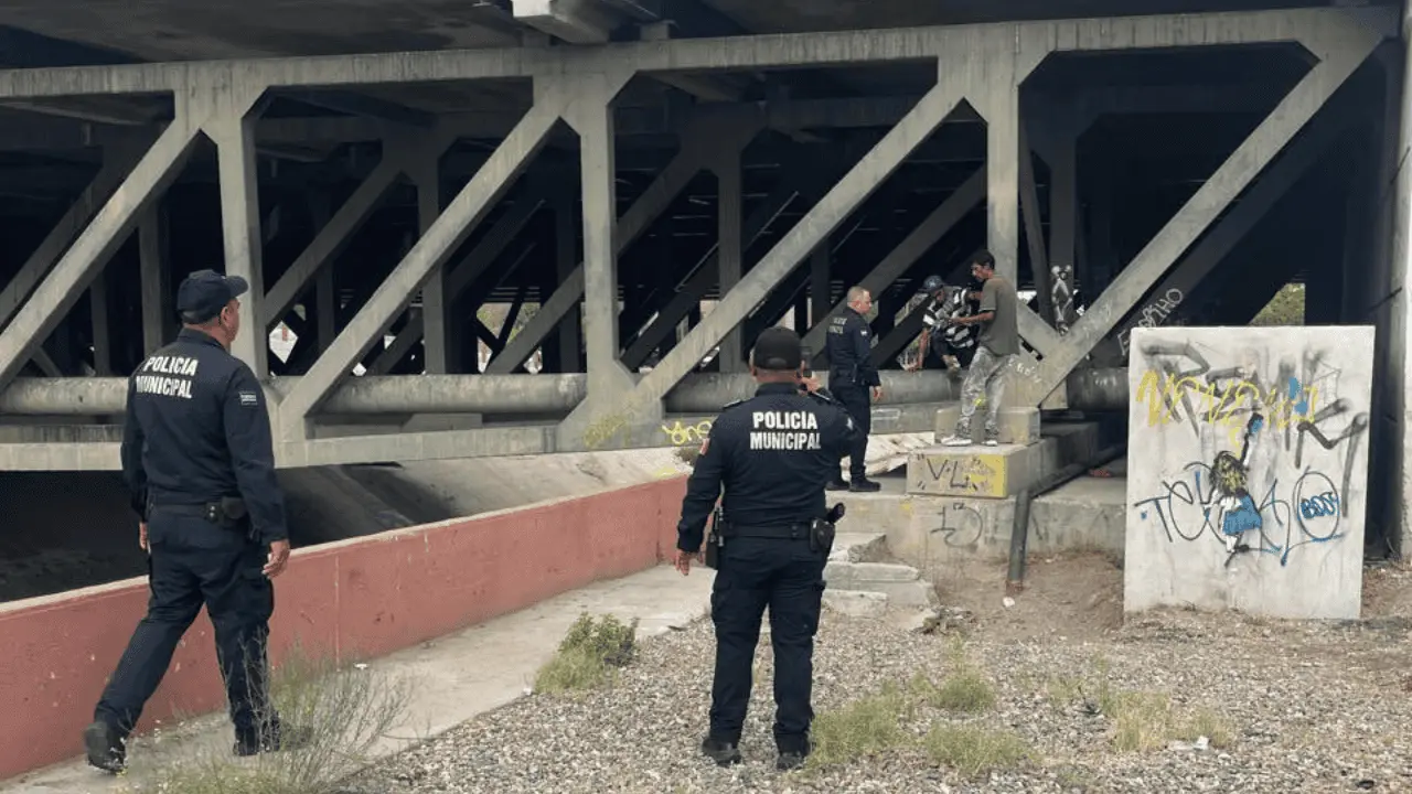 Retira Policía Municipal a 150 personas de puentes y canales en Hermosillo